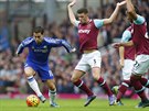 Eden Hazard z Chelsea se snaí projít mezi bránícími hrái West Hamu.