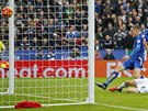 KDO JINÝ? Jamie Vardy z Leicesteru desátým gólem v sezon otevel skóre v...