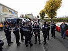 Policie u doasného krizového centra v Puisseguin (23. íjna 2015)
