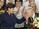 Jaroslaw Kaczynski líbá ruku pravdpodobné pítí polské premiérce Beat...