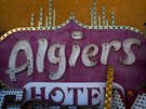Hotel Algiers poskytoval azyl prostopánosti od roku 1953 do roku 2004.