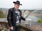 Pamtník Pavel Smrt na podolské vyhlídce s fotografií starého etzového mostu....