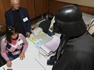 V Odse zavítal do volební místnosti Darth Vader (25. íjna 2015).