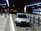 Auto na kolejích na zastávce tramvaje K Barrandovu.