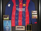 Dres s podpisem fotbalist FC Barcelony.