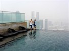 Bazén na stee hotelu v Singapuru