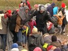 Chorvattí policisté nezvládají uprchlíky na hranici se Srbskem.