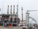 Tanker se zkapalnným zemním plynem LNG pijede k platform terminálu, kde se...