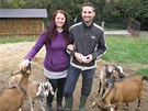 Martin Vlček s přítelkyní uprostřed stádečka koz. 