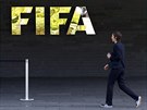 Jedna ze zamstnanky Mezinárodní fotbalové federace (FIFA) ped sídlem...