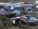 Stanové msteko na okraji Calais u hostí pes 6 tisíc migrant, kteí sní o...