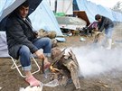 Obyvatelé stanového msteka v Calais se pipravují na píchod zimy (íjen 2015)