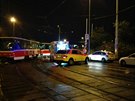Stet auta s tramvají v praském Hloubtín (20.10.2015).