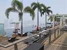 Bazén na stee hotelu Marina Bay Sands v Singapuru.