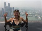 Andrea Hlaváková v bazénu na stee hotelu Marina Bay Sands.