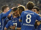 Fotbalisté Schalke slaví gól, který práv vstelili Spart.
