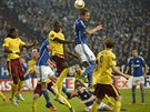 Záloník Roman Neustädter ze Schalke hlavikuje mezi v pokutovém území Sparty....