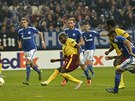 Sparanský útoník Kehinde Fatai dává gól proti Schalke.