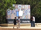 Cedule ped Facebookem, 1 Hacker Way, Menlo Park v Kalifornii