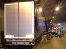 Havarovaný kamion v dálniním tunelu Valík na D5. (26. íjna 2015)