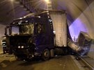 Havarovan kamion v dlninm tunelu Valk na D5. (26. jna 2015)