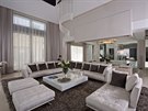 Obývací pokoj má v hlavním prostoru výšku 5,5 m, jeho „středobodem“ je velká...
