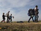 Uprchlíci pecházejí hranice z Chorvatska do Slovinska u vesnice Rigonce (26....