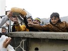 Uprchlíci na slovinsko-rakouských hranicích dostávají chléb (28. íjna 2015).