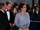 Princ William a jeho ena Catherine na premiée bondovky Spectre.