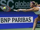 Petra Kvitová se natahuje po míku bhem utkání Turnaje mistry proti Angelique...