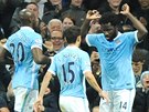 Fotbalisté Manchesteru City slaví gól Bonyho Wilfrieda (vpravo).