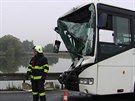 Nehoda autobusu a kamionu u Holohlav na Hradecku (22.10.2015).