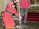 Odborn�ci pomoc� sond prozkoum�vaj� podzem� kostela sv. V�clava v Dobru�ce.