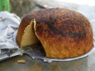 Pecen kukuiného chleba z horské oblasti Dominikánské republiky se krájí jako...