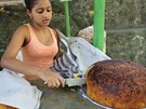 Desetikilogramový pecen kukuiného chleba z horské oblasti Dominikánské...