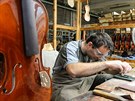 Výroba houslí v podniku Strunal Luby
