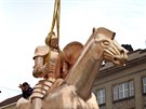 Nepomrn dlouhé nohy kon zvolil socha Jaroslav Róna proto, aby se socha...