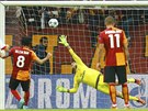VYROVNÁNÍ. Selcuk Inan z Galatasaraye promuje penaltu proti Benfice. Branká...
