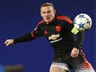 RUDÝ ÁBEL V ERNÉM. Wayne Rooney z Manchesteru United na hiti CSKA Moskva.