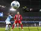 SROVNÁNO. Wilfried Bony z Manchesteru City (vlevo) skóruje proti Seville díky...