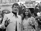 Roger Moore a Barbara Bachová na promítání bondovky pion, který m miloval...