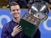 Tom Berdych s trofej pro vtze turnaje ve Stockholmu. esk tenista ve...