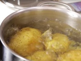 Vybrejte brambory piblin stejn velikosti.