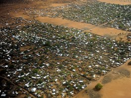 V uprchlickm tboe Dadaab ije pes 300 tisc lid.