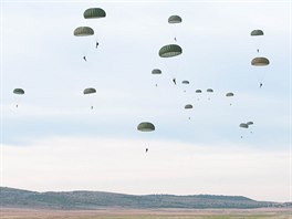 Hromadný seskok belgických výsadká z 2. praporu Commandos u panlského msta...