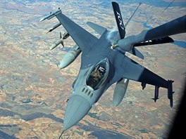 Jedním ze zapojených stroj je i letoun F-16 amerického letectva. Na fotografii...