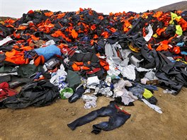 ODKLADIŠTĚ VEST. Tisíce záchranných vest uprchlíků se hromadí na skládce na...