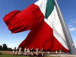 PÁD VLAJKY. Vojáci odstraují mexickou vlajku pokozenou patným poasím ve...
