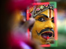 HINDSKÝ UMĚLEC. Indický umělec si s pomocí zrcátka nanáší make up před jeho...