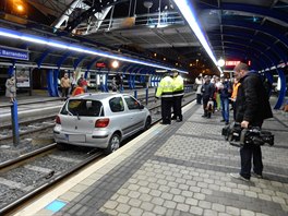 Auto na kolejích na zastávce tramvaje K Barrandovu. Auto na kolejích na zastávce tramvaje K Barrandovu.